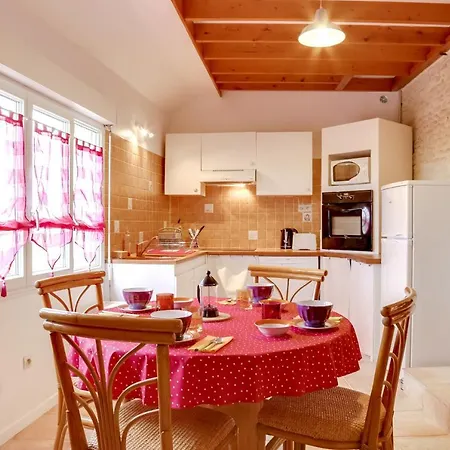 Isida, Maison Spacieuse Avec Terrasse Et Stationnement Apartment